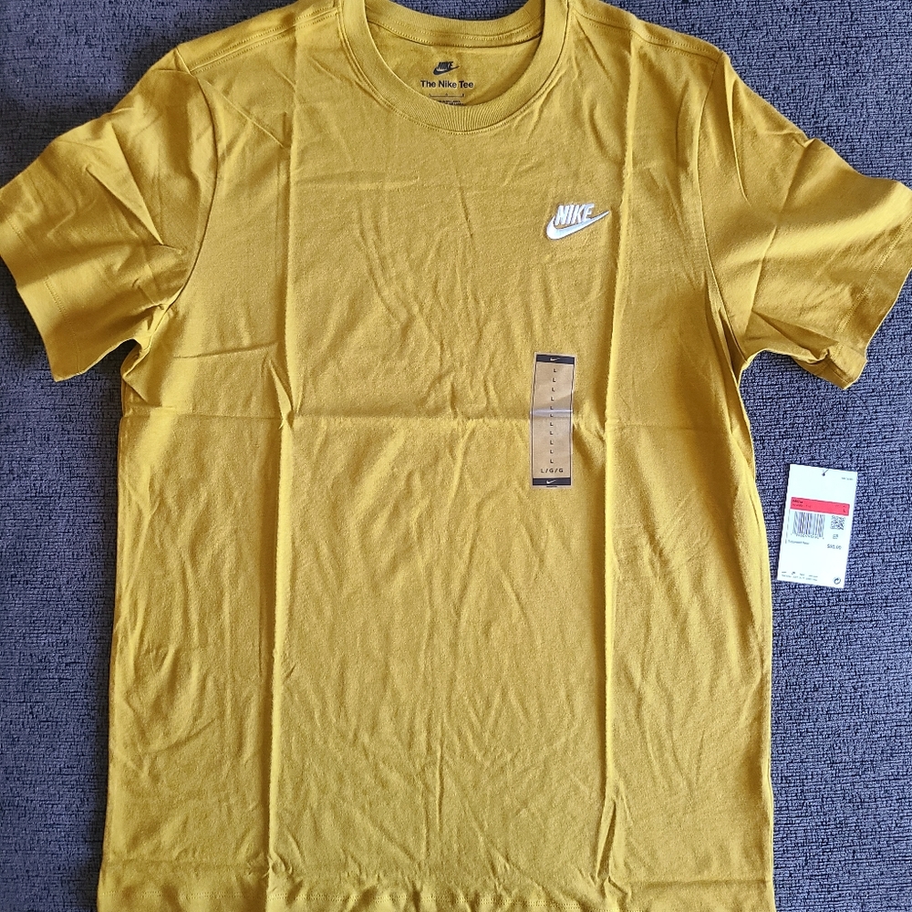NWT - Nike T Shirt